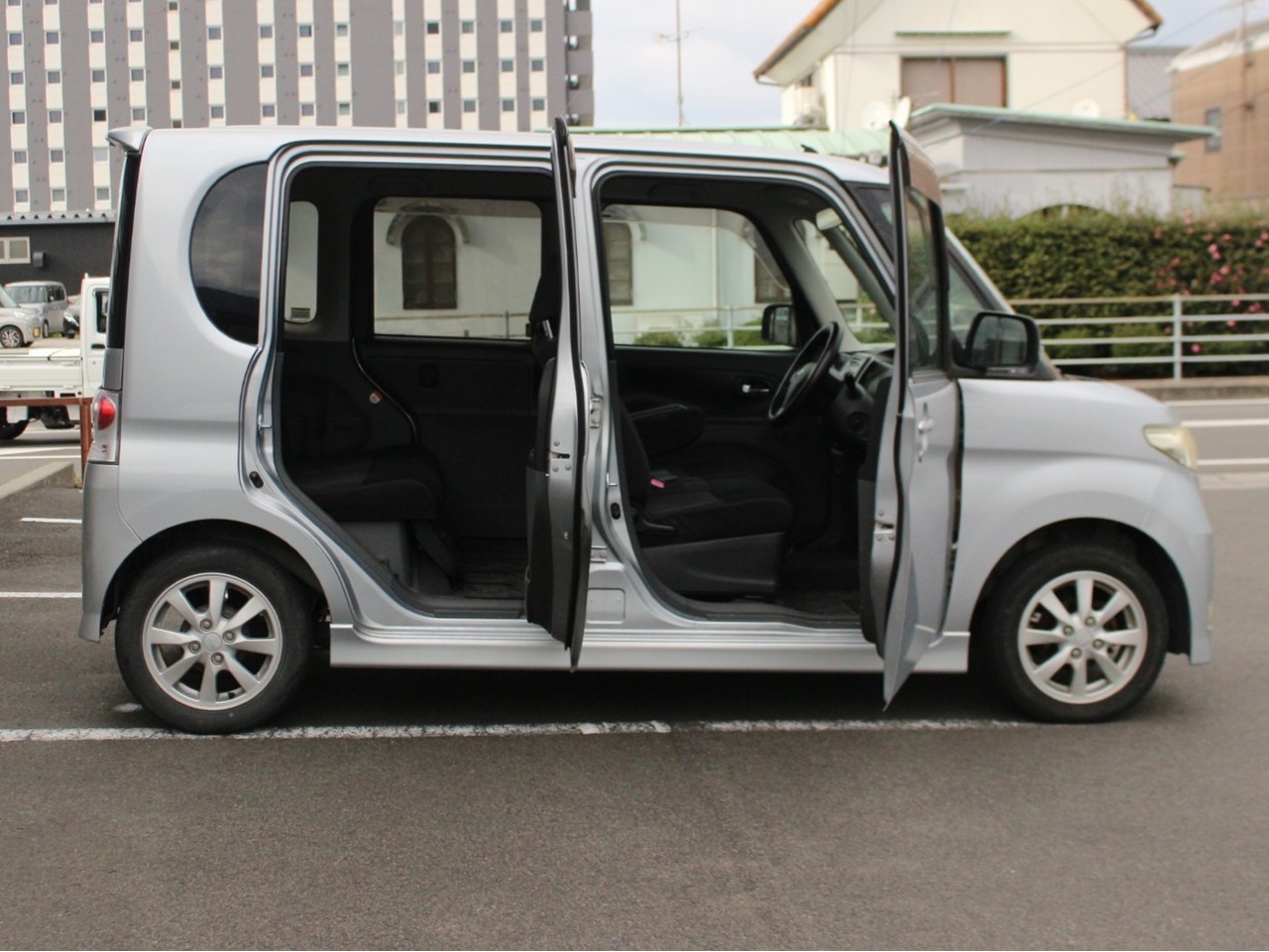 ダイハツ タントカスタム9枚目